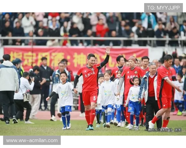 “场外精彩：明星球员的温馨生活瞬间”，明星球员足球