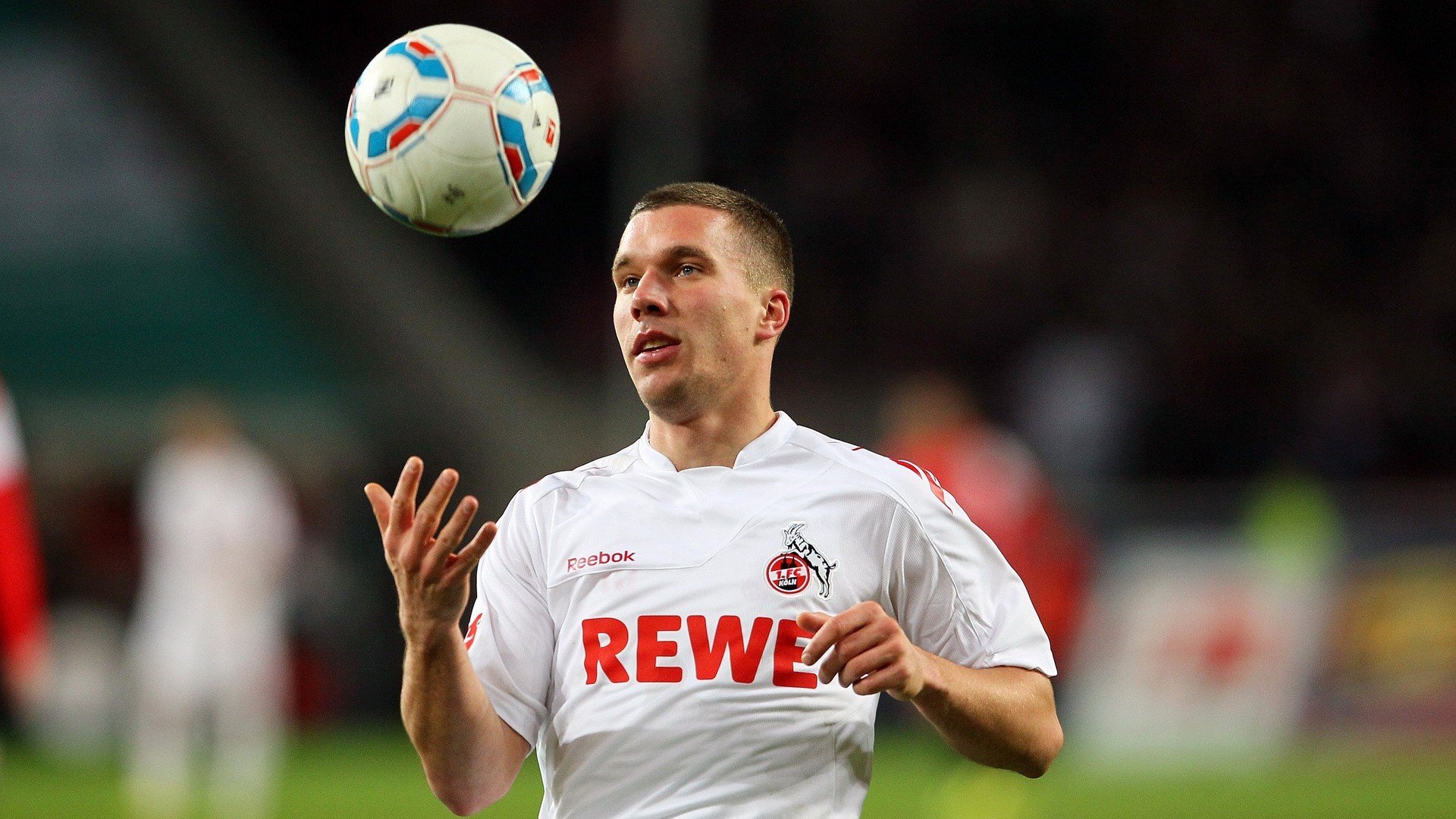 地铁站“静默深蹲挑战” 等车同时完成腿部训练